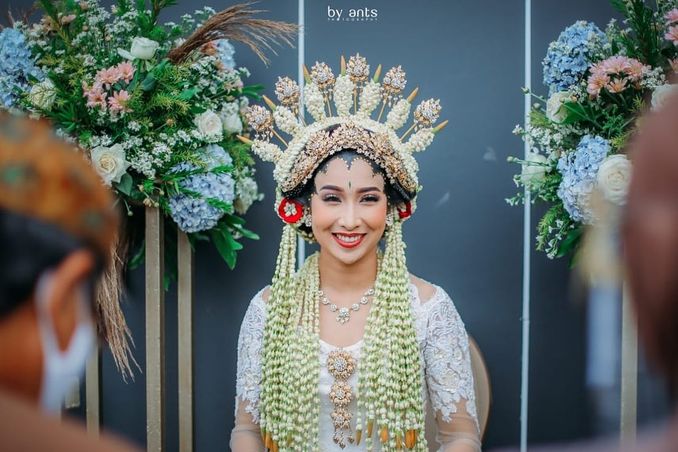 Foto oleh By Ants Photography, riasan oleh Reny Liza, paes dan atribut adat oleh Sanggar Liza, kebaya oleh Liza Boutique, mempelai Karina Syahna.