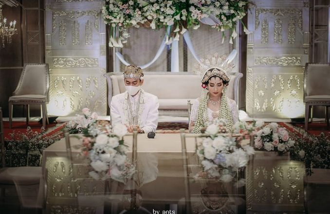 Foto oleh By Ants Photography, riasan oleh Reny Liza, paes dan atribut adat oleh Sanggar Liza, kebaya oleh Liza Boutique.