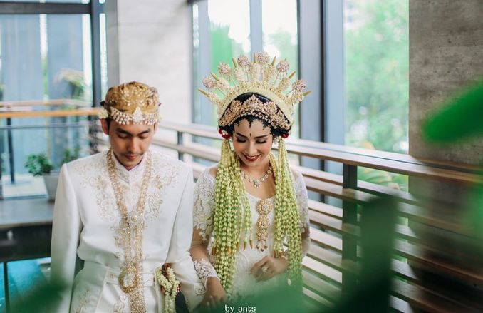 Foto oleh By Ants Photography, riasan oleh Reny Liza, paes dan atribut adat oleh Sanggar Liza, kebaya oleh Liza Boutique.